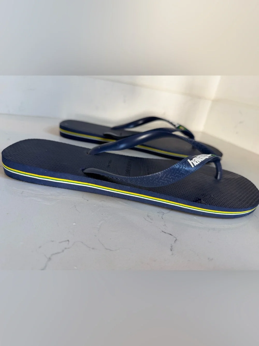 Havaianas men’s Navy NWT Blue Flip Flops with Brazilian Flag Accent Sz 13